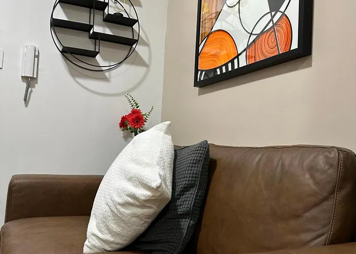 King-size Bed Makati Apartment *